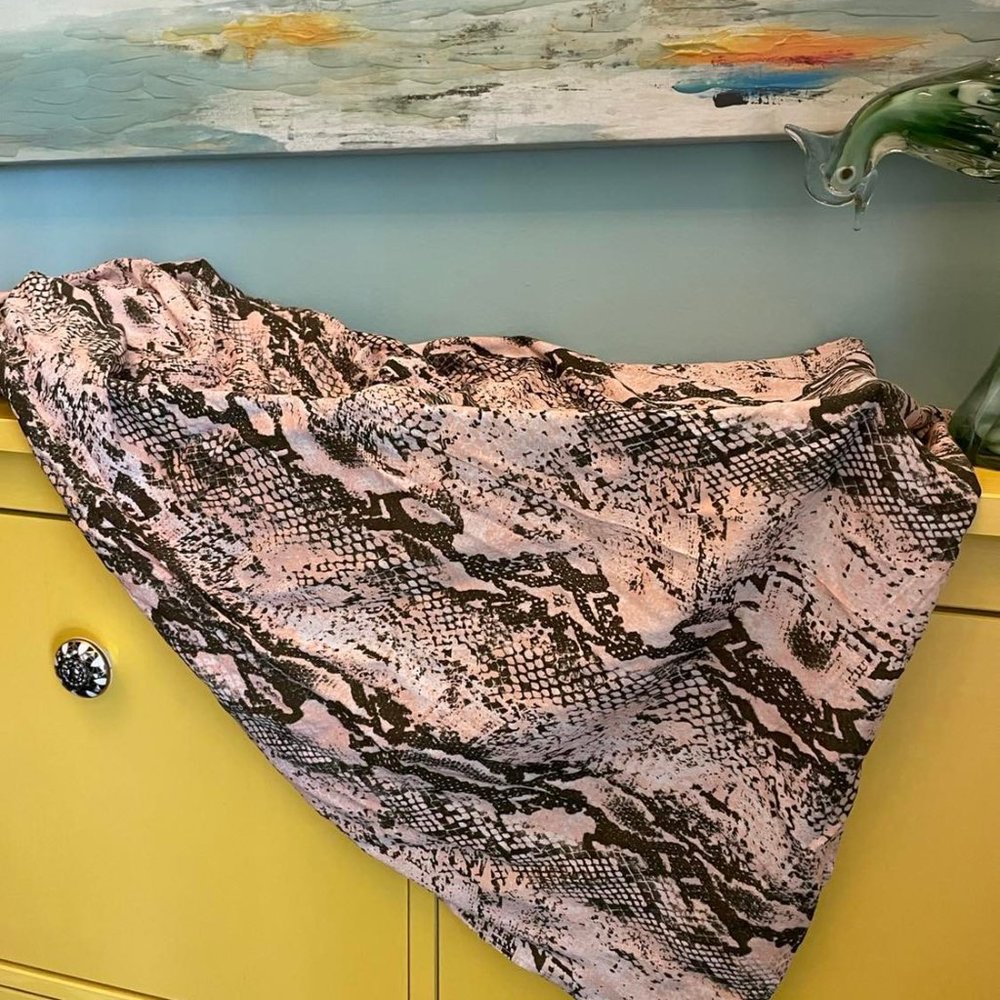 Scarf By Giuliana, Snake skin patter, 100% viscose / natural fiber.